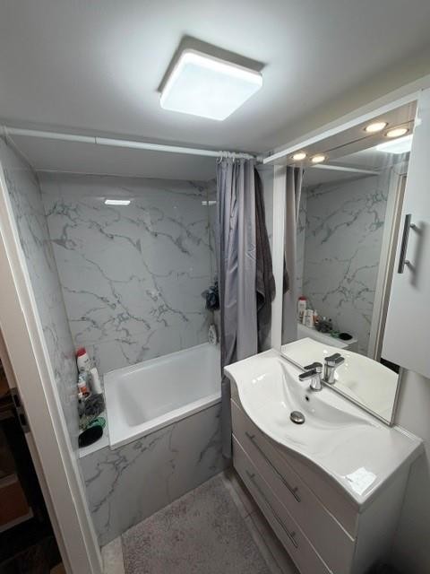 LUBA Immobilien UG – Immobilien – Ausgebautes Bad im Untergeschoss mit Badewanne und Waschtisch