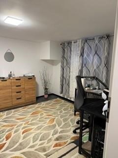 LUBA Immobilien UG – Immobilien – Ausgebauter Raum im Untergeschoss mit Kommode und Schreibtisch