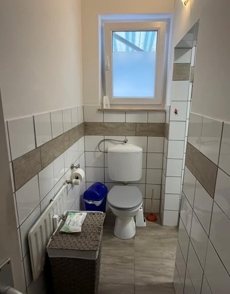 LUBA Immobilien UG – Immobilien – Bad im Erdgeschoss mit WC und Fenster