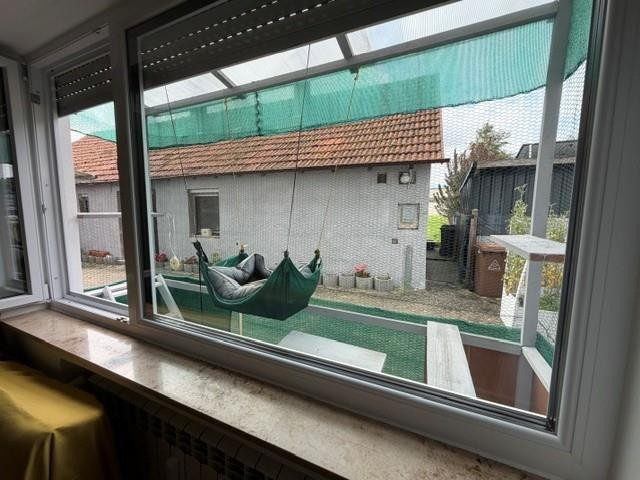 LUBA Immobilien UG – Immobilien – Ausblick aus dem Fenster auf Garten und Nachbarhaus