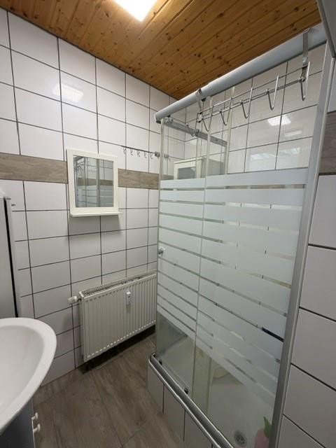 LUBA Immobilien UG – Immobilien – Bad im Erdgeschoss mit Duschkabine