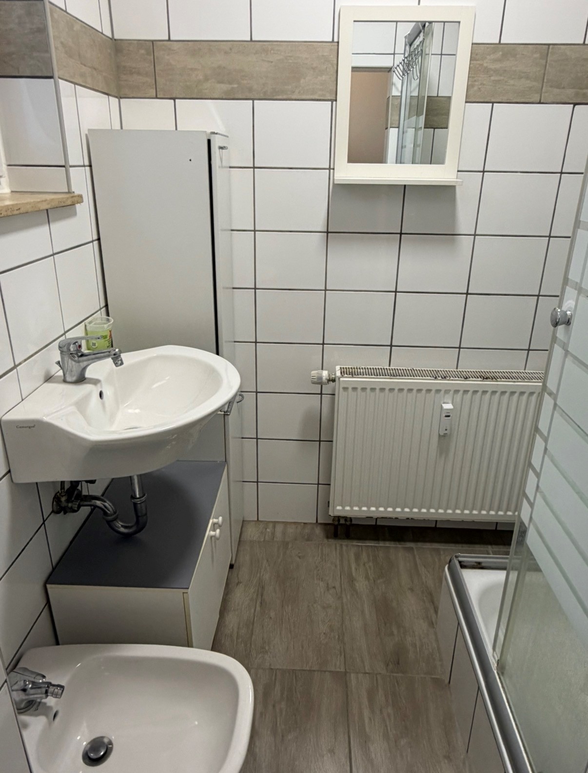 LUBA Immobilien UG – Immobilien – 2-Zimmer-Wohnung Hermaringen – Bad mit Dusche, Bidet und Waschtisch