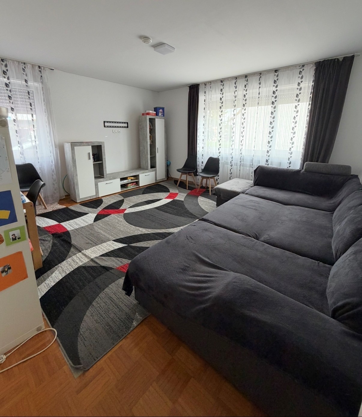 LUBA Immobilien UG – Immobilien – Wohnzimmer der 2-Zimmer-Wohnung in Hermaringen mit Ecksofa und Parkett